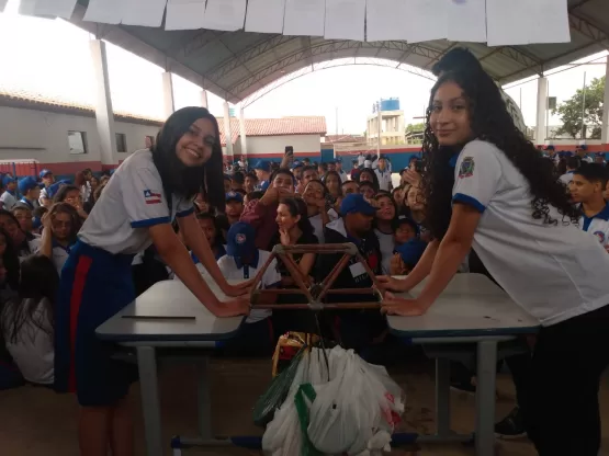 Alunos do Colégio São Bernardo constroem ponte de macarrão que suportou mais de 120 kg em atividade pedagógica