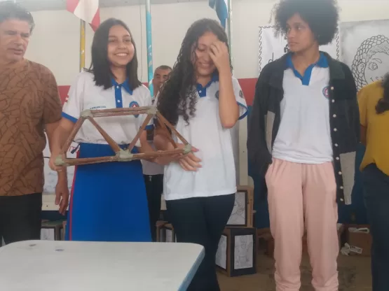 Alunos do Colégio São Bernardo constroem ponte de macarrão que suportou mais de 120 kg em atividade pedagógica