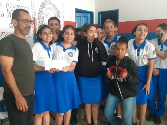 Alunos do Colégio São Bernardo constroem ponte de macarrão que suportou mais de 120 kg em atividade pedagógica