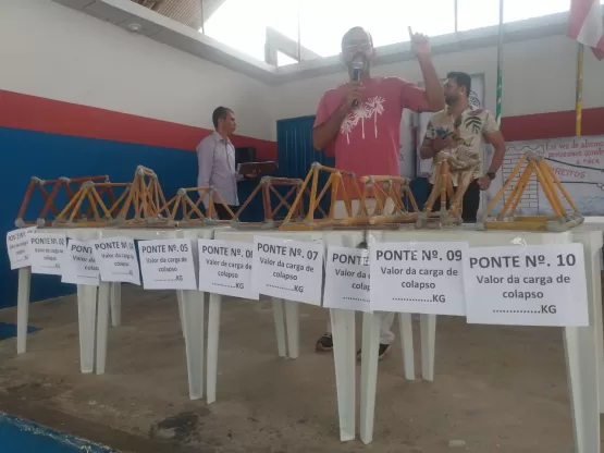 Alunos do Colégio São Bernardo constroem ponte de macarrão que suportou mais de 120 kg em atividade pedagógica