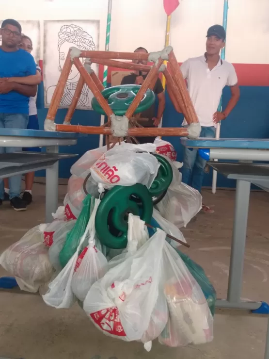 Alunos do Colégio São Bernardo constroem ponte de macarrão que suportou mais de 120 kg em atividade pedagógica