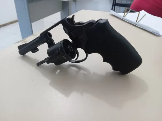 Policiais militares da 44ª CIPM prendem homem com arma de fogo no interior de Ibirapuã