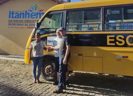 Prefeitura de Itanhém entrega ônibus escolar para estudantes de Ibirajá