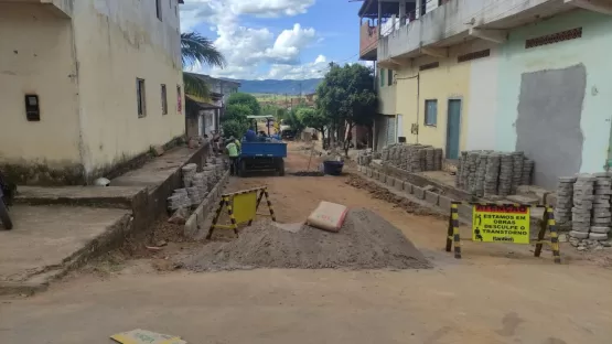 Prefeitura de Itanhém inicia pavimentação de rua no Bairro Grinaldo Medeiros