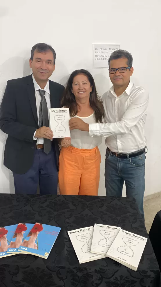 Erivan Santana autografa a 2ª edição da obra “Tempos Sombrios: Instantâneos da Realidade”