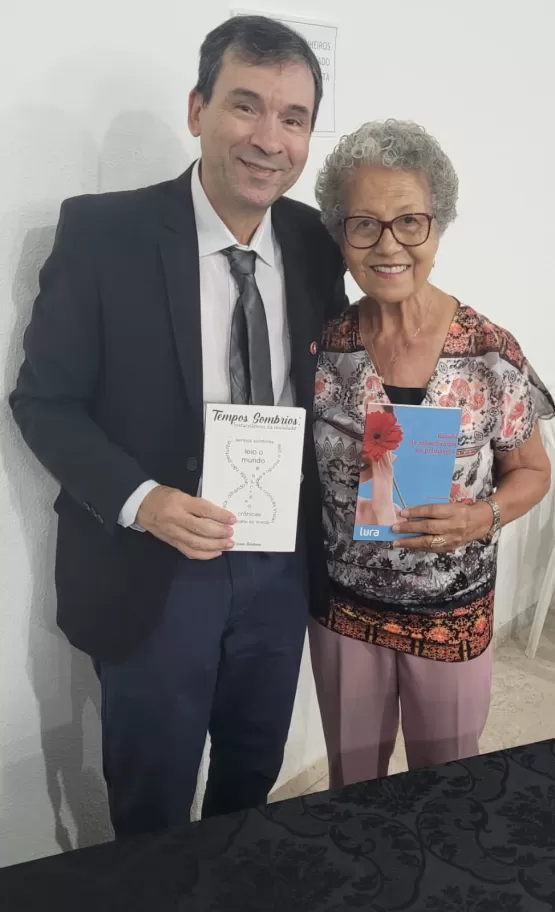 Erivan Santana autografa a 2ª edição da obra “Tempos Sombrios: Instantâneos da Realidade”