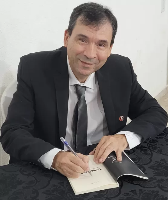 Erivan Santana autografa a 2ª edição da obra “Tempos Sombrios: Instantâneos da Realidade”