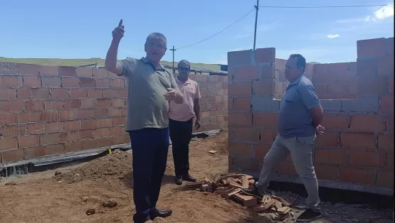Prefeito Mildson Medeiros faz visita em obras do novo conjunto habitacional. Primeira etapa serão 44 casas