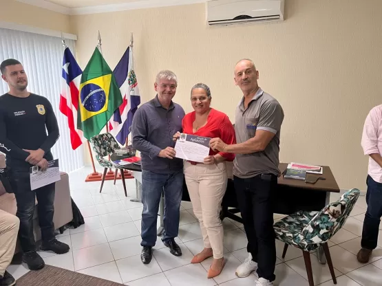 Em encontro, prefeito de Itanhém apresenta novo delegado e entrega Moção de Aplausos a funcionárias da Sedec