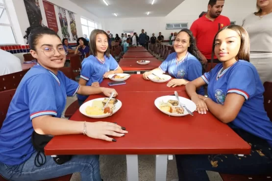 Governo do Estado entrega obras de educação, infraestrutura e esporte, em Itanhém