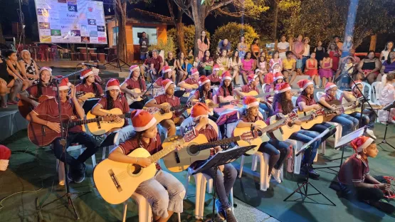 Celebrando a Magia do Natal: 1ª Cantata do Projeto Tocando com Rotary Ilumina a Praça Castro Alves