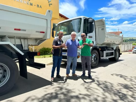 Prefeito Mildson Medeiros recebe mais dois caminhões caçambas, ampliando a infraestrutura de Itanhém