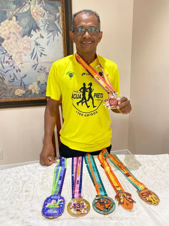 Atleta de Itanhém, Elverson Santos, Brilha nos Estados Unidos com Medalhas em Maratonas