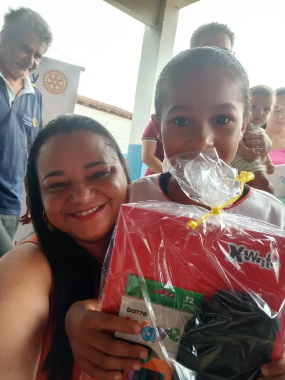  Rotary Club de Itanhém Distribui Materiais Escolares na Escola Municipal Rui Santos