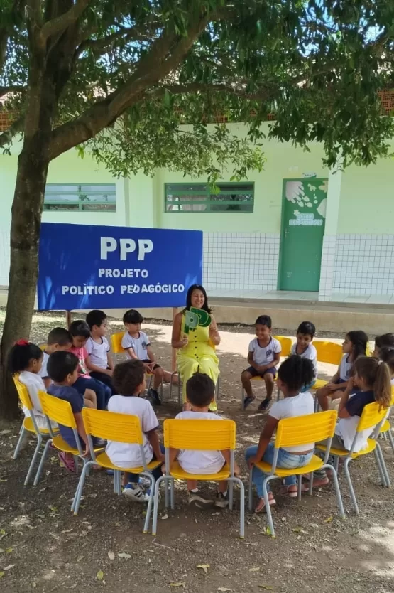 Alunos do CMEI de Itanhém Participam de Ato Democrático para Atualização do PPP