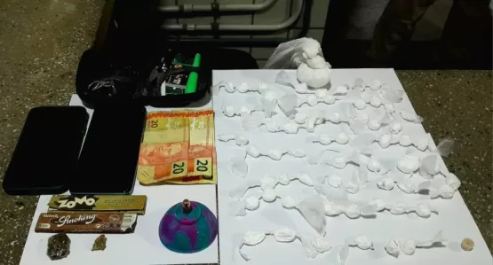 44ª CIPM: Policiais do PETO apreendem drogas e conduzem dois suspeitos de tráfico de drogas na cidade de Itanhém