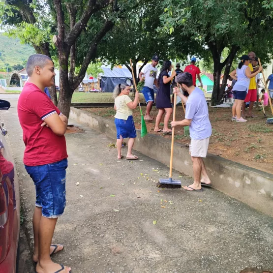 Vereador Eleito Fábio Pereira e Deusdete Mobilizam Limpeza e Preparam Praças de Ibirajá para o Natal