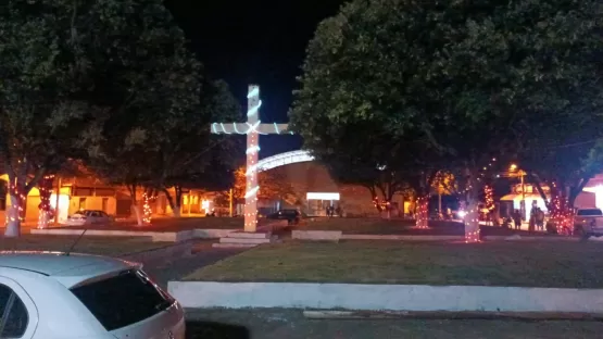 Praça de Ibirajá é Revitalizada e Ornamentada para o Natal e Ano Novo Graças a Fábio, Deusdete e Apoiadores