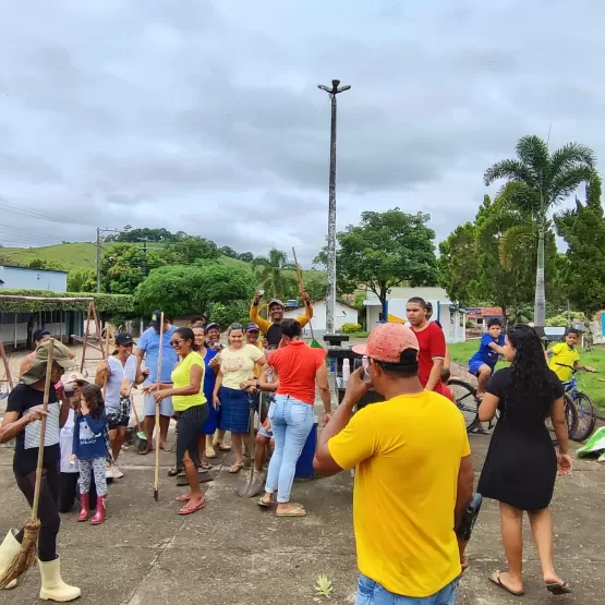 Praça de Ibirajá é Revitalizada e Ornamentada para o Natal e Ano Novo Graças a Fábio, Deusdete e Apoiadores