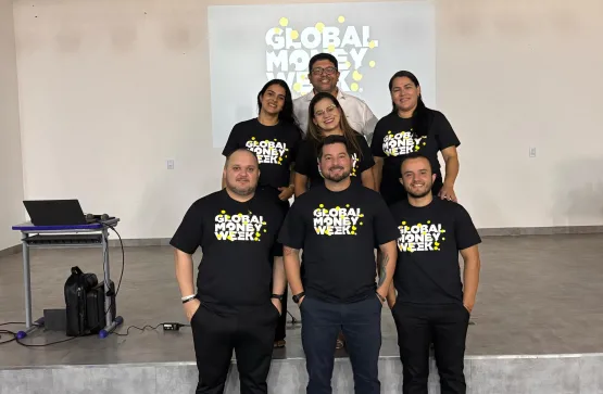 Sicoob Extremo Sul e Voluntários do Instituto Sicoob realizam palestra sobre Educação Financeira no Colégio Polivalente de Itanhém na 13ª Edição da Global Money Week