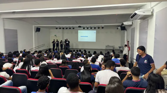 Sicoob Extremo Sul e Voluntários do Instituto Sicoob realizam palestra sobre Educação Financeira no Colégio Polivalente de Itanhém na 13ª Edição da Global Money Week