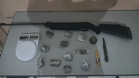 Ação do PETO resulta na apreensão de drogas, arma e dinheiro no bairro Monte Santo, em Itanhém