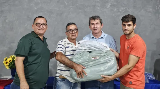 Vereador Fábio Pereira e prefeito entregam uniformes para equipe de infraestrutura de Ibirajá