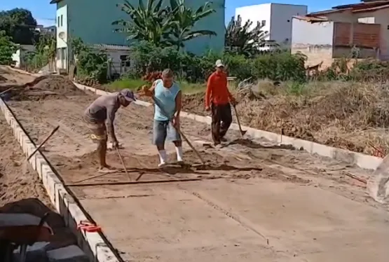 Primeiros blocos são colocados no calçamento da Rua Wilherman Gundim com recurso da Câmara de Vereadores de Itanhém