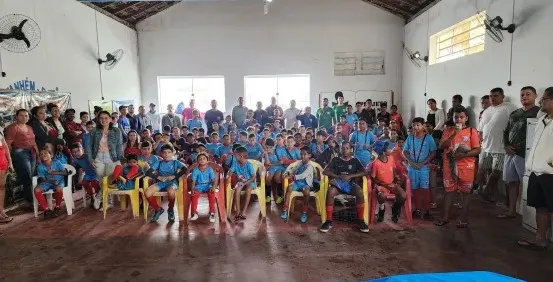Projeto Resgate entrega 75 kits de materiais esportivos aos seus atletas em Itanhém