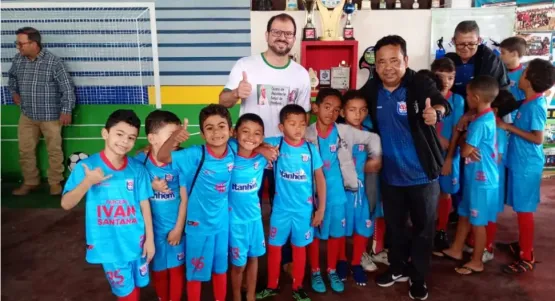 Projeto Resgate entrega 75 kits de materiais esportivos aos seus atletas em Itanhém