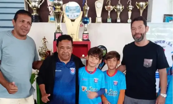 Projeto Resgate entrega 75 kits de materiais esportivos aos seus atletas em Itanhém