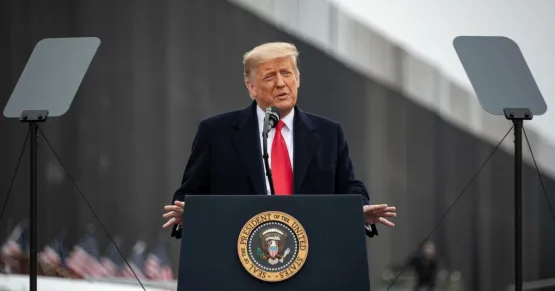 Trump assina ordem e impõe tarifaço de 50% ao Brasil; Bolsonaro é citado