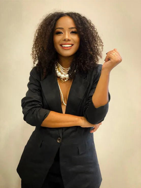 THAYNA FIGUEREDO APRESENTA SEU NOVO PROJETO “VITROLA DA NEGA” E ENCANTA PÚBLICO COM NOSTALGIA E EMOÇÃO