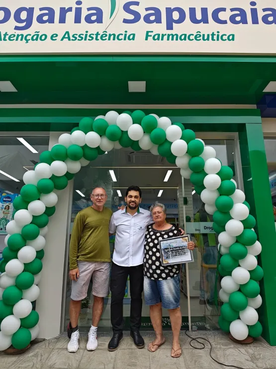Léo Sapucaia Homenageia Vera Da Farmácia Na Inauguração Da Nova Loja Em Itanhém