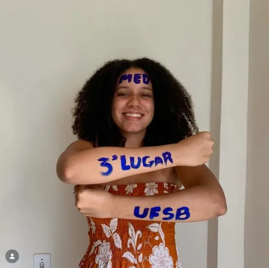 Kalliane, filha do saudoso Edmilson Matos, conquista o 3º lugar em medicina na UFSB 