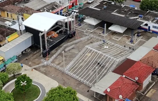 Criar uma animação curta com o personagem em cena, mantendo exatamente todas as características visuais originais: rosto, cabelo, olhos, nariz, roupa, cores e proporções. Não alterar o design do personagem. O personagem deve fazer uma dança suave e leve, com movimentos naturais e discretos, como: balanço leve do corpo para os lados pequenos movimentos de ombro movimento suave dos braços acompanhando o ritmo leve movimento da cabeça piscar natural dos olhos A dança deve ser simples, elegante e sutil, sem movimentos exagerados, sem pular e sem coreografia intensa. A sensação deve ser de uma dança tranquila e descontraída, apenas para dar vida ao personagem. Muito importante: A boca do personagem deve permanecer completamente fixa durante toda a animação, mantendo apenas um sorriso parado. Regras obrigatórias para a boca: não abrir a boca não mover os lábios não falar não fazer sincronização labial não alterar o formato do sorriso O personagem deve dançar suavemente enquanto mantém o sorriso fixo, sem qualquer movimento na região da boca. Movimentos suaves, naturais e realistas, mantendo o estilo original do personagem.