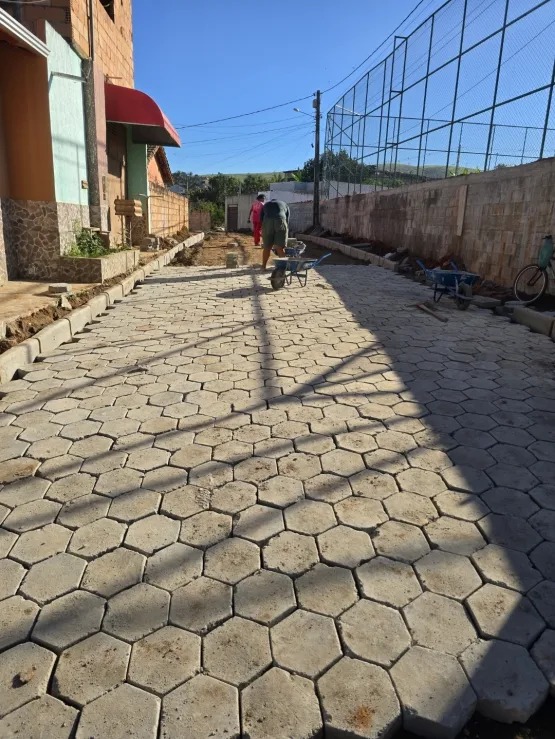 Itanhém alcança marca histórica e já soma 25 ruas pavimentadas entre concluídas e em andamento Itanhém alcança marca histórica e já soma 25 ruas pavimentadas entre concluídas e em andamento