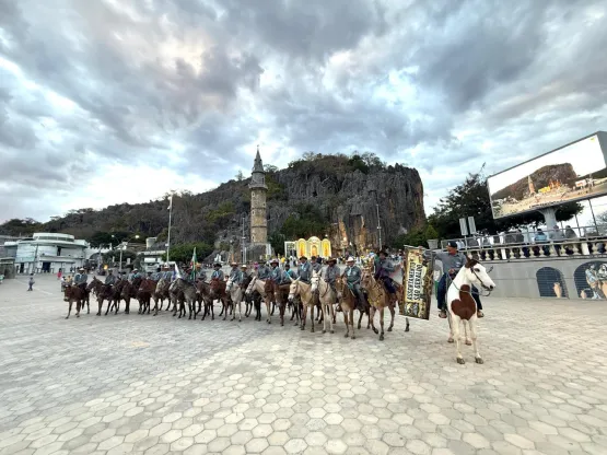 Comitiva de muladeiros Água Preta conclui primeira Romaria e chega a Bom Jesus da Lapa após percorrer 700 quilômetros de fé
