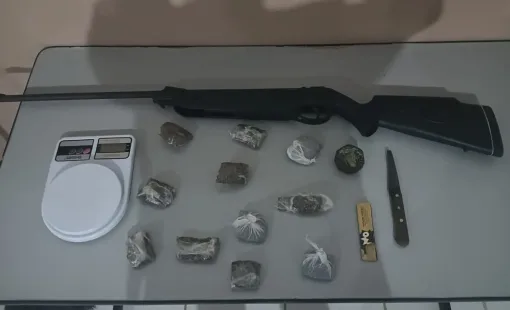 Ação do PETO resulta na apreensão de drogas, arma e dinheiro no bairro Monte Santo, em Itanhém