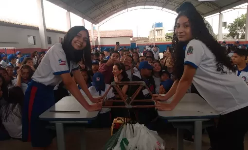 Alunos do Colégio São Bernardo constroem ponte de macarrão que suportou mais de 120 kg em atividade pedagógica