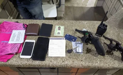 Armas e drogas são apreendidas após confronto em Medeiros Neto