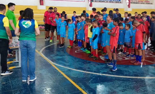 Dr. Fabiano e representantes da ONG Amigos do Bem realizam ação social no Clube Recreativo Resgate; encerramento será neste sábado na Vila São José