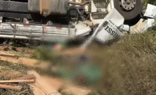 Duas pessoas morrem em acidente com caminhão da Nissí Madeiras. Outra pessoa ficou ferida, entre Bertopolis e Machacalis - MG