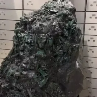 Esmeralda de R$ 2 bilhões encontrada na Bahia aguarda arremate de leilão guardada em bunker de São Paulo