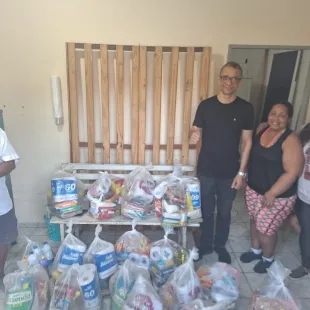 Esposa Vanuza Transforma Saudade Em Solidariedade E Homenageia Manzinho Com Distribuição De Cestas Básicas