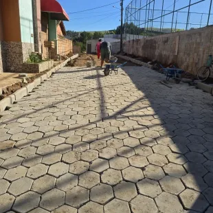 Itanhém alcança marca histórica e já soma 25 ruas pavimentadas entre concluídas e em andamento