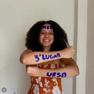 Kalliane, filha do saudoso Edmilson Matos, conquista o 3º lugar em medicina na UFSB 