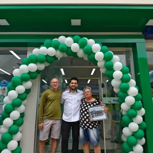 Léo Sapucaia Homenageia Vera Da Farmácia Na Inauguração Da Nova Loja Em Itanhém