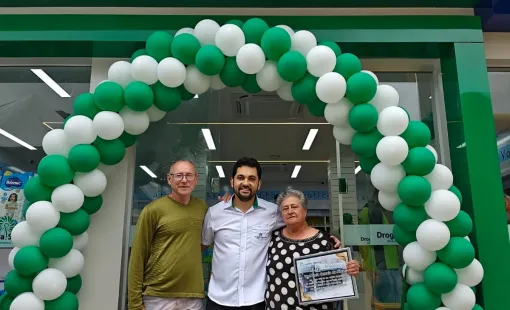 Léo Sapucaia Homenageia Vera Da Farmácia Na Inauguração Da Nova Loja Em Itanhém