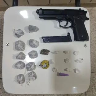 PM apreende drogas e simulacro de arma de fogo durante abordagem em Lajedão